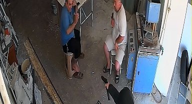 İş yerinde silahlı saldırıya uğrayan PVC ustası ağır yaralandı; o anlar kamerada