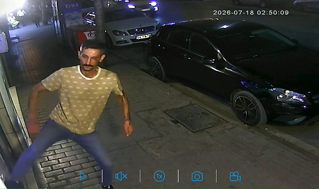 İş yerinin camını tekmeyle kıran şüpheliyi esnaf yakaladı; olay anı kamerada