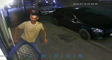 İş yerinin camını tekmeyle kıran şüpheliyi esnaf yakaladı; olay anı kamerada