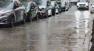 İstanbul'da sağanak etkili oluyor; yollar göle döndü Ek bilgi ve görüntü