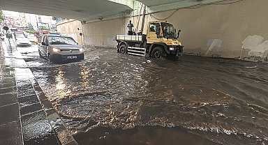 İstanbul'da sağanak; Zincirlikuyu'da alt geçit su içinde kaldı-1