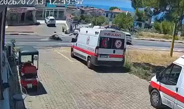İzmir'de otomobil ile çarpışan motosikletin sürücüsü öldü; kaza kamerada