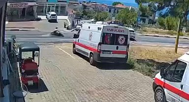İzmir'de otomobil ile çarpışan motosikletin sürücüsü öldü; kaza kamerada