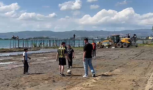 İznik Gölü'nde iskelenin karada kaldığı alan, çocuklara futbol sahası oldu