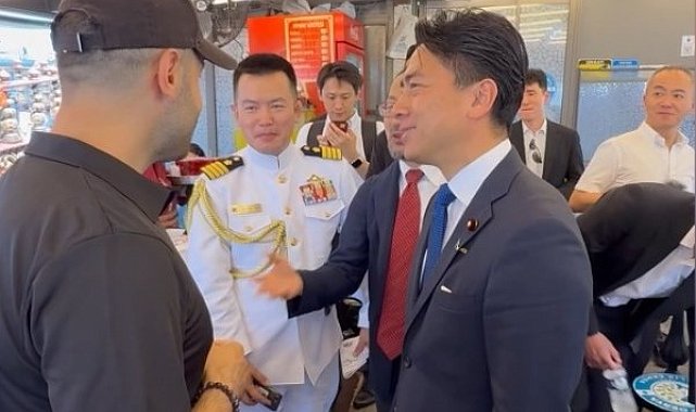 Japonya Savunma Bakanı Shinjiro Koizumi, NATO Zirvesi'nin ardından Eminönü'nde balık ekmek yedi