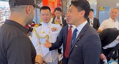 Japonya Savunma Bakanı Shinjiro Koizumi, NATO Zirvesi'nin ardından Eminönü'nde balık ekmek yedi