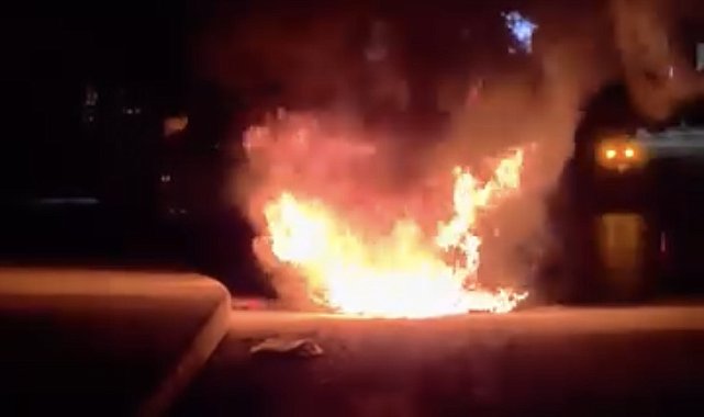 Kağıthane'de seyir halindeki otomobil alev alev yandı