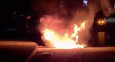 Kağıthane'de seyir halindeki otomobil alev alev yandı