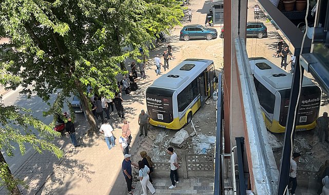 Kaldırıma çıkıp iş yerine çarpan minibüs, boş arsaya girdi