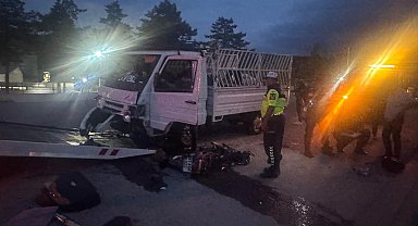 Kamyonet ile çarpışan motosiklet sürücüsü yaşamını yitirdi