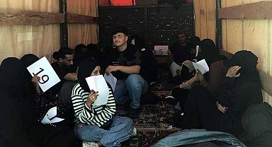 Kamyonetin kasasında 20 kaçak göçmen yakalandı