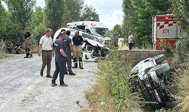 Kamyonetle çarpışan cip, su kanalına devrildi; 3 yaralı