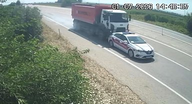 Kamyonun arkadan çarptığı jandarma trafik aracındaki 2 asker hafif yaralandı; kaza kamerada