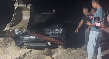 Kandıra'da otomobil denize girdi