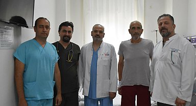 Kanser öyküsü olan hastanın kalbindeki kitle, göğüs kemiği kesilmeden kaburgadan çıkarıldı