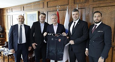 Karşıyaka futbolda yoğun mesaide