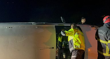 Kastamonu'da orta refüje devrilen hafif ticari araçta kimse bulunamadı