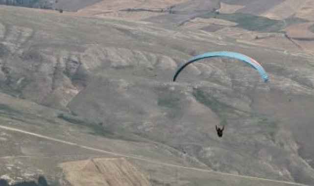 Kayalıklara düşen yamaç paraşütü pilotu öldü