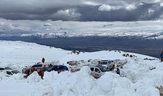 Kaybolduktan 112 sonra bulunan kadın dağcının cenazesi, Ağrı Dağı'ndan indirildi