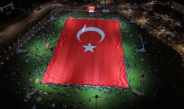 Kayseri'de 15 Temmuz etkinliklerinde dev Türk bayrağı açıldı
