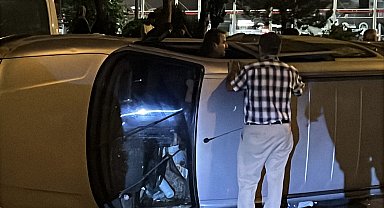 Kayseri'de yan yatan hafif ticari aracının içine girip 1 saat eşya topladı