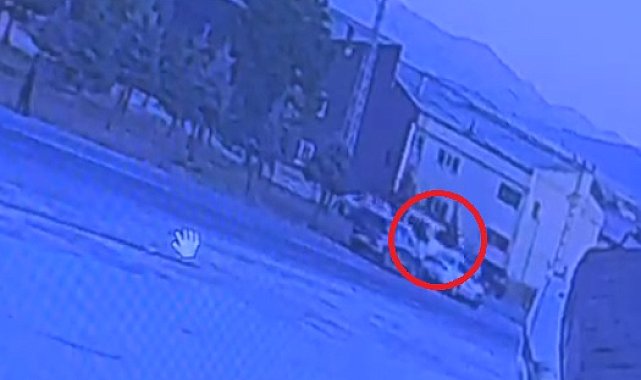 Kaza sonrası kaçmaya çalışan sürücünün minibüsle yayalara çarptığı anlar kamerada