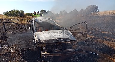 Kaza yapan otomobilde çıkan yangın, otluk alana sıçradı; 4 yaralı