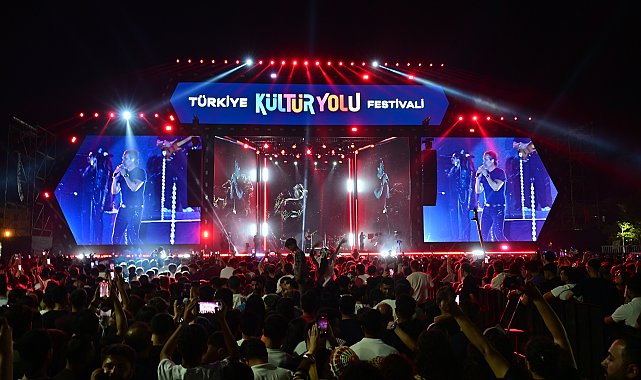 Kıraç, 'Türkiye Kültür Yolu Festivali' kapsamında Van'da konser verdi