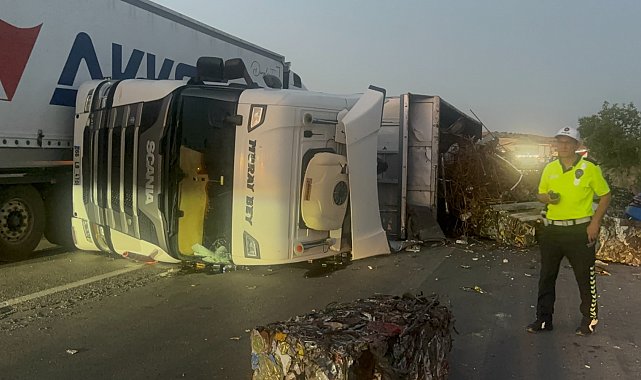 Kırıkkale'de devrilen hurda yüklü TIR'ın şoförü yaralandı