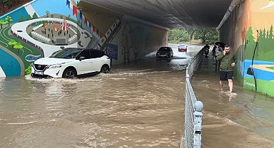 Kocaeli'de sağanak; alt geçit suyla doldu