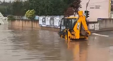Kocaeli'de sağanak etkili oldu; cadde ve sokaklar göle döndü