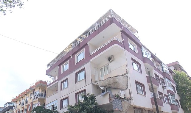 Küçükçekmece'de 5 katlı binada dairenin balkonu çöktü: Deprem oluyor zannedildi
