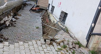 Küçükçekmece'de bina bahçesinde göçme meydana geldi; 29 kişiyi itfaiye çıkardı