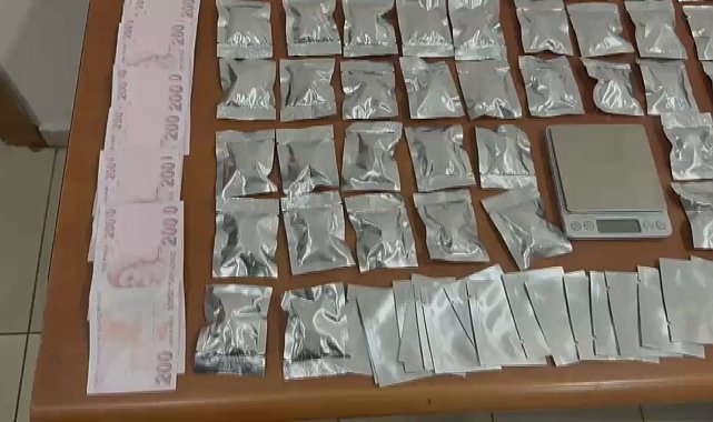 Küçükçekmece'de denetimde durdurulan şüphelinin üzerinden uyuşturucu çıktı