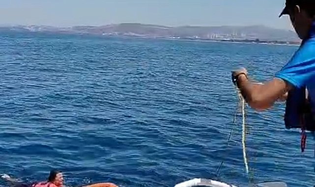 Kuşadası'nda akıntıyla açığa sürüklenen kadını deniz polisi kurtardı