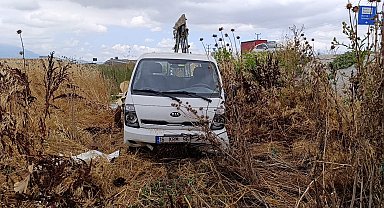 Lastiği patlayan kamyonet, tarlaya uçtu; 1 yaralı