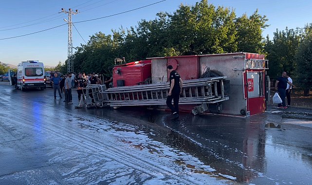 Malatya'da yangına giden itfaiye aracı devrildi; 3 yaralı