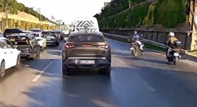Maltepe'de 2 motosikletin çarpıştığı kaza kamerada