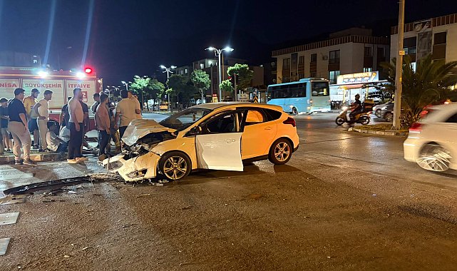 Manisa'da 2 otomobil çarpıştı: 4 yaralı