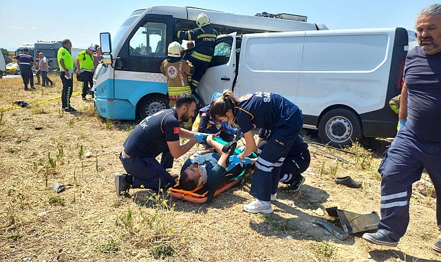 Manisa'da iki minibüs çarpıştı; 1 ölü, 11 yaralı - Yeniden
