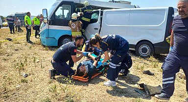 Manisa'da iki minibüs çarpıştı; 1 ölü, 11 yaralı - Yeniden