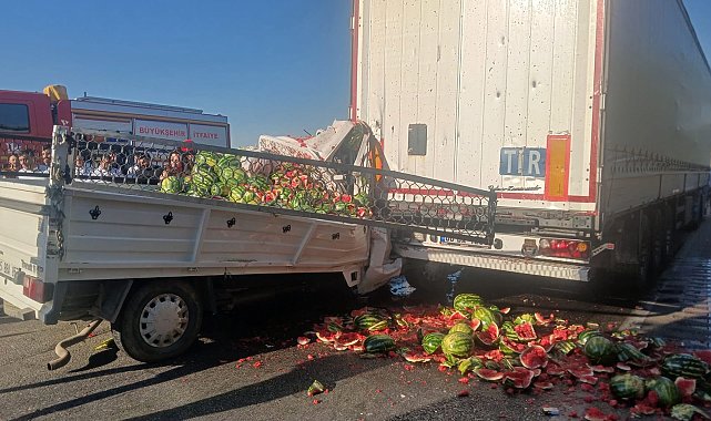 Manisa'da kamyonet, TIR'a arkadan çarptı: 1'i ağır 2 yaralı