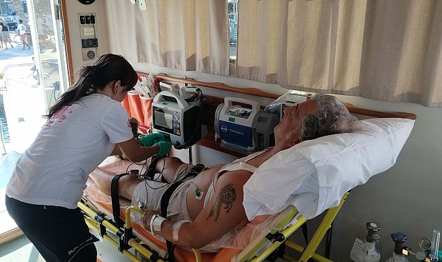 Mavi turda ve Yunan adasında rahatsızlanan 3 kişi, deniz ambulansıyla Bodrum'a taşındı