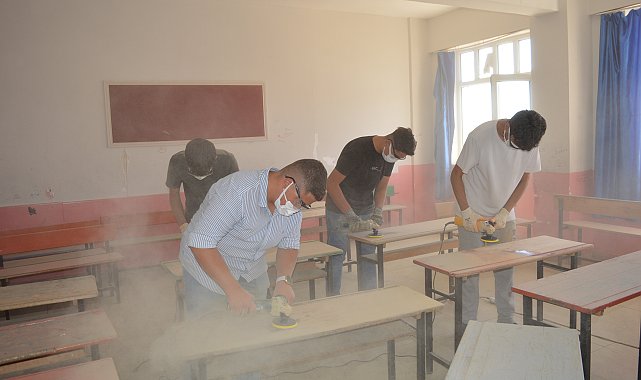 Meslek lisesi öğrencileri, ilçedeki okullarda deforme olan 2 bin 500 sırayı yeniledi