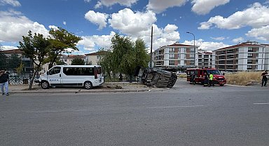 Minibüs ile otomobil çarpıştı; 8 yaralı