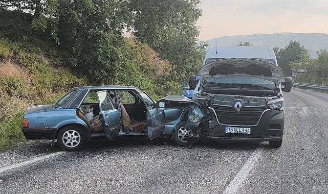 Minibüs ile otomobilin çarpıştığı kazada 2 kişi yaralandı