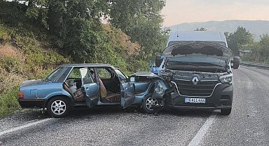 Minibüs ile otomobilin çarpıştığı kazada 2 kişi yaralandı