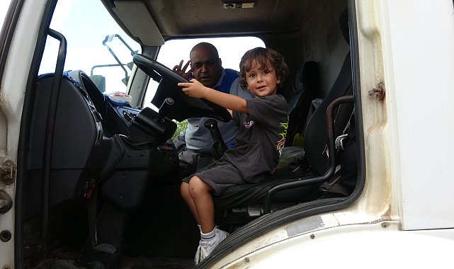 Minik Arden'in her sabah selamı, temizlik personeliyle sevgi bağına dönüştü