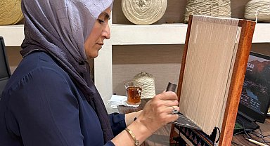 Minyatür tezgahlarla dokuma sanatını gençlere aktarıyor