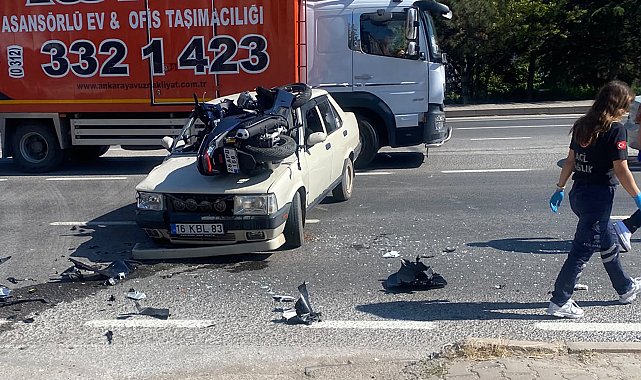 Motosiklet, çarpıştığı otomobilin üzerine düştü; 3 yaralı